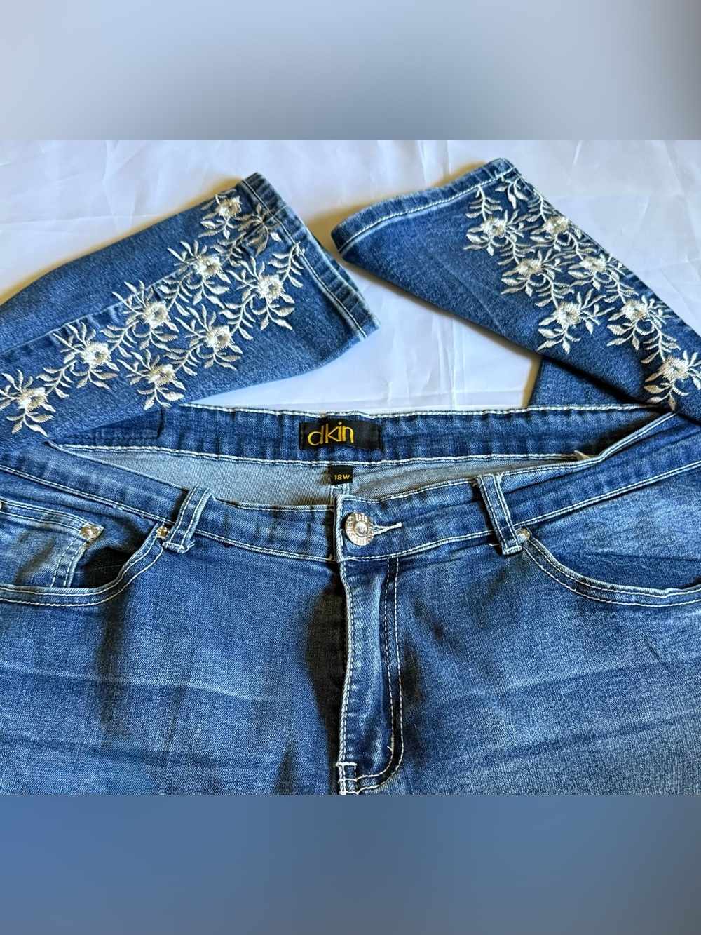 DKIN Women's Cropped / Capris Jeans with White Floral Embroidery- Size 18W